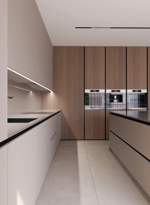 Elegantný navrh interiéru kuchyne v rodinnom dome s drevenou vysokou zostavou, vstavanými spotrebičmi a ostrovom.