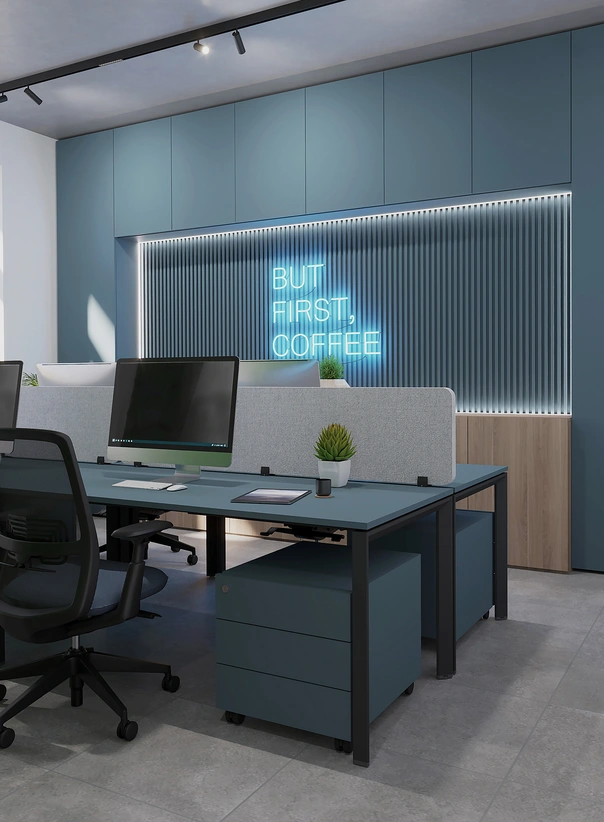 Navrh interiéru modernej kancelárie s pracovnými stolmi v modrom prevedení, ergonomickými stoličkami a neónovým nápisom.