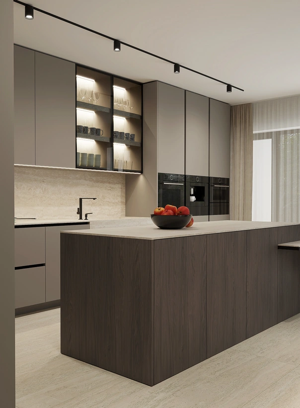 Kuchyňa s ostrovom v developerskom projekte, navrh interiéru v neutrálnych tónoch s dreveným akcentom a vitrínami s osvetlením, profesionálne navrhovanie interieru.